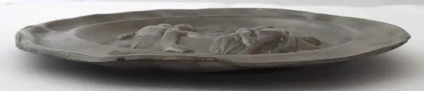 Cínový talíř, figurální – Dívka a Chlapec na hrázi - 6