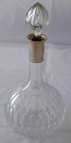 Broušená skleněná karafa se stříbrným hrdlem