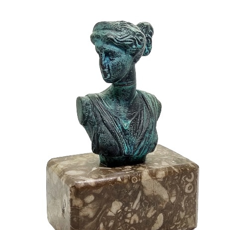 Bronzová busta bohyně Artemis na mramorovém podstavci