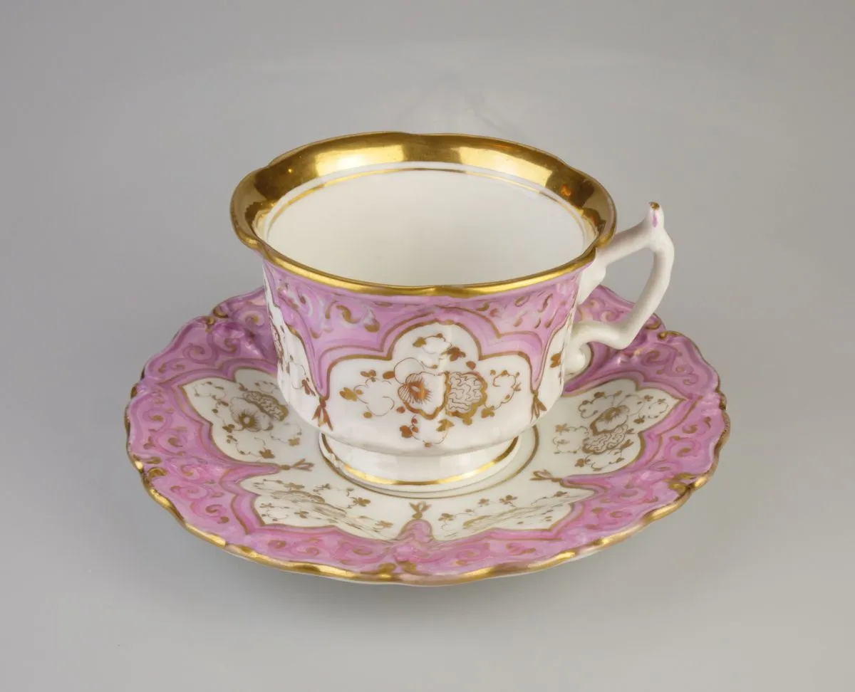 Porcelánový šálek s podšálkem