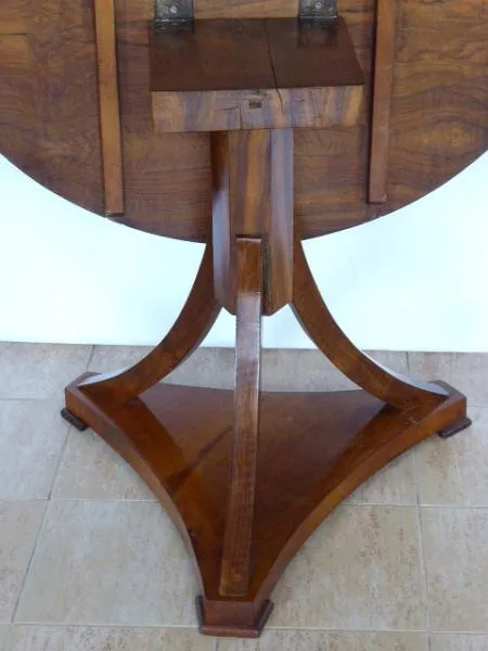 Kulatý salónní stůl v ořechové dýze – Biedermeier - 3