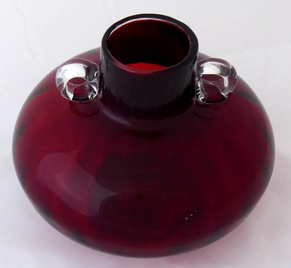 Kulovitá váza, bezbarvé a rubínové sklo – kulaté ú