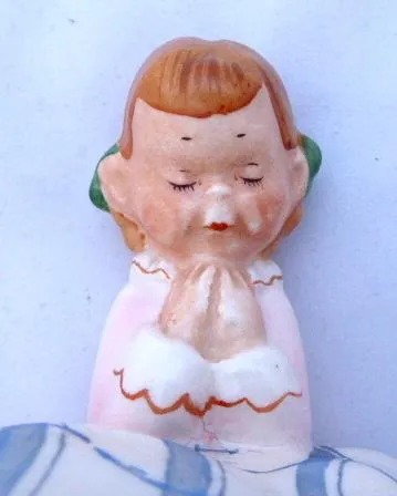 Holčička v noční košilce s polštářem – Royal Dux - 4