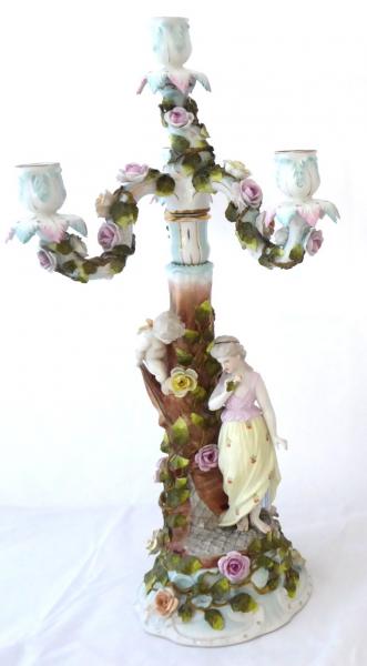 Velký porcelánový svícen – Dívka s amorem a růžemi