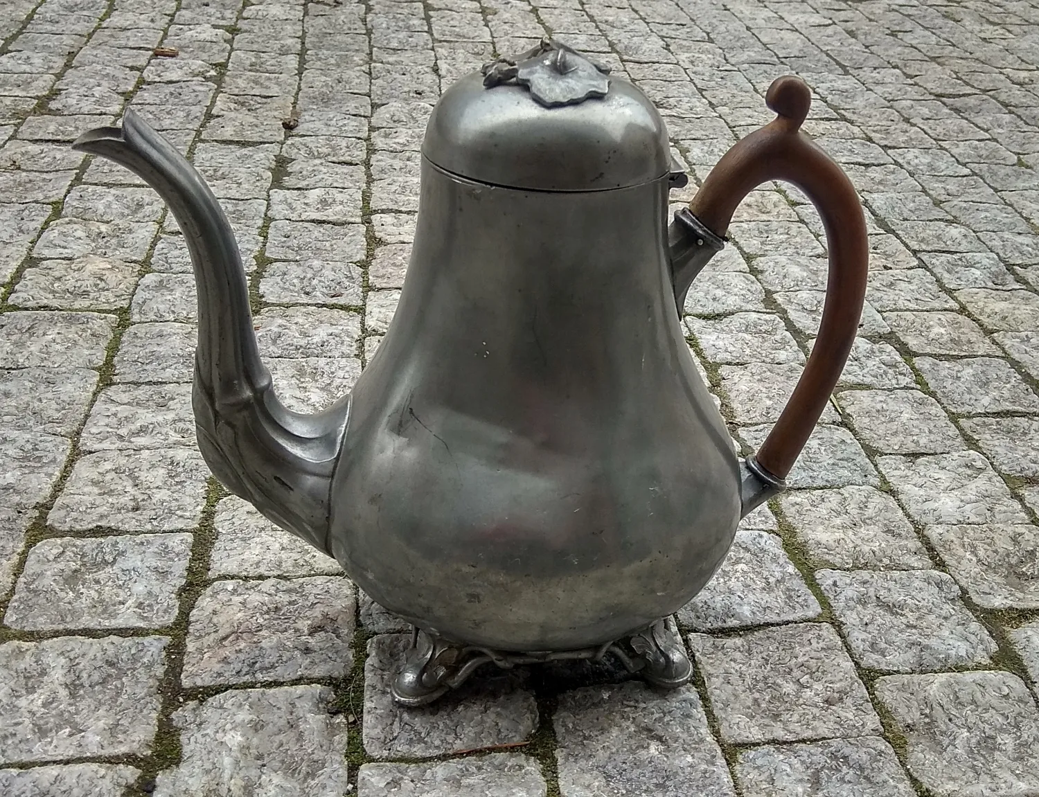 Cínová čajová konvice, mořené dřevěné držadlo