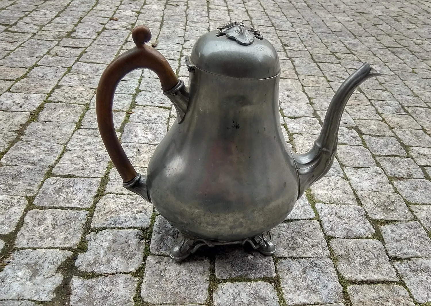 Cínová čajová konvice, mořené dřevěné držadlo - 2