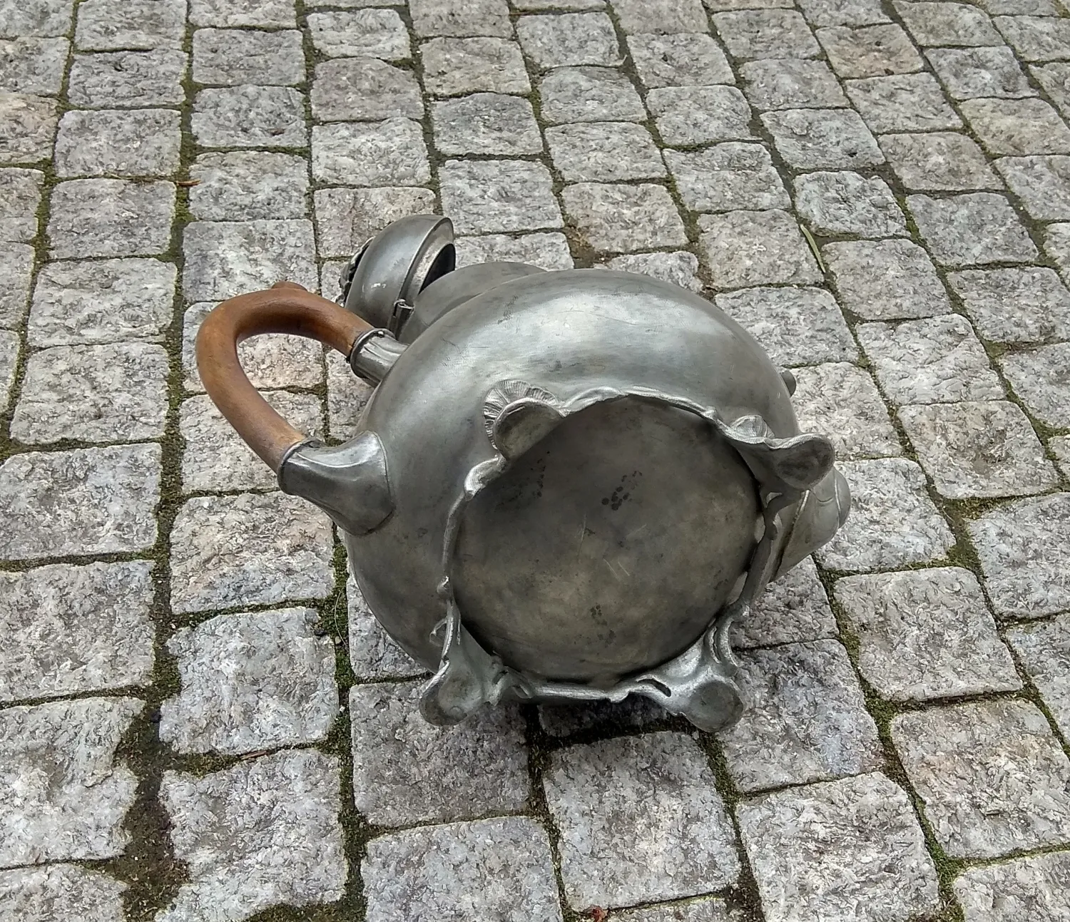 Cínová čajová konvice, mořené dřevěné držadlo - 4