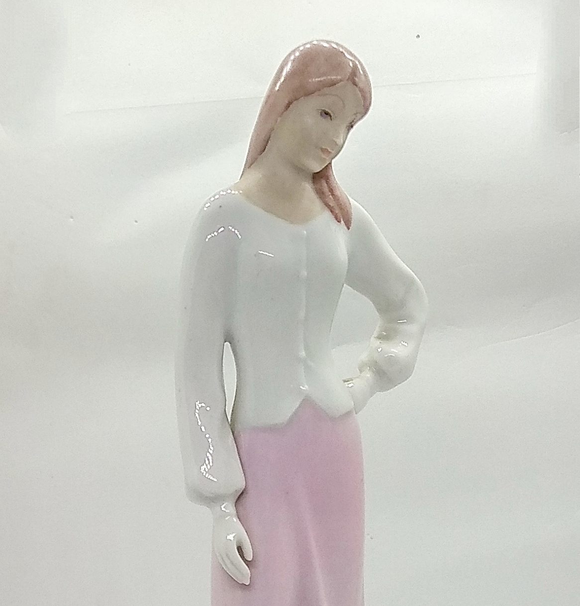 Soška Dívka s dlouhou sukní, Royal Dux, porcelán