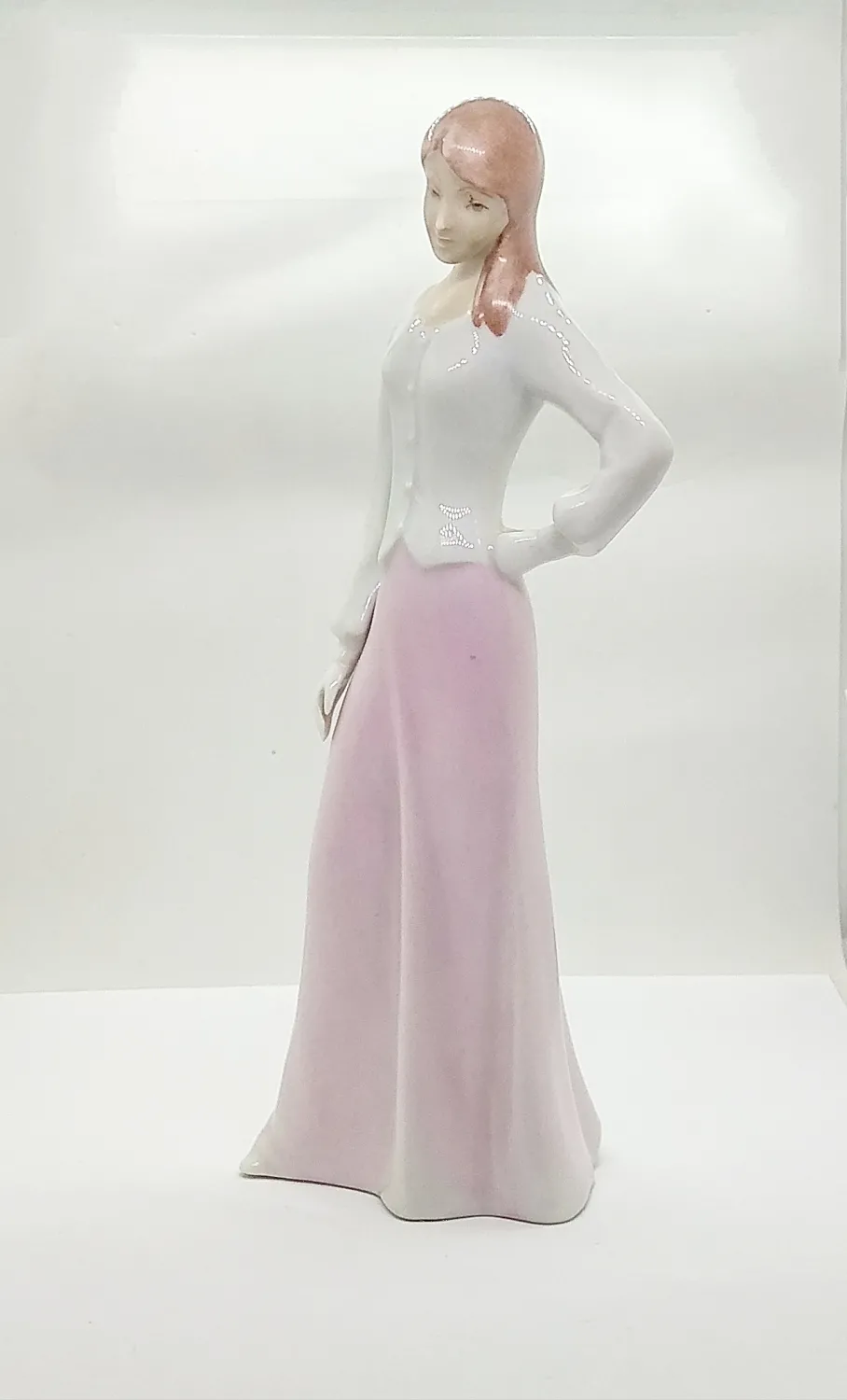 Soška Dívka s dlouhou sukní, Royal Dux, porcelán - 3
