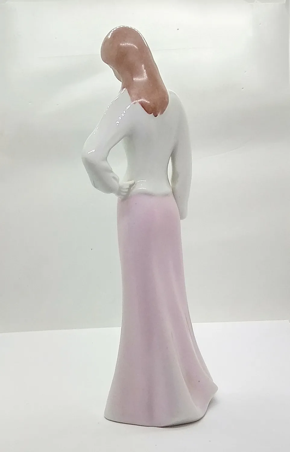 Soška Dívka s dlouhou sukní, Royal Dux, porcelán - 4