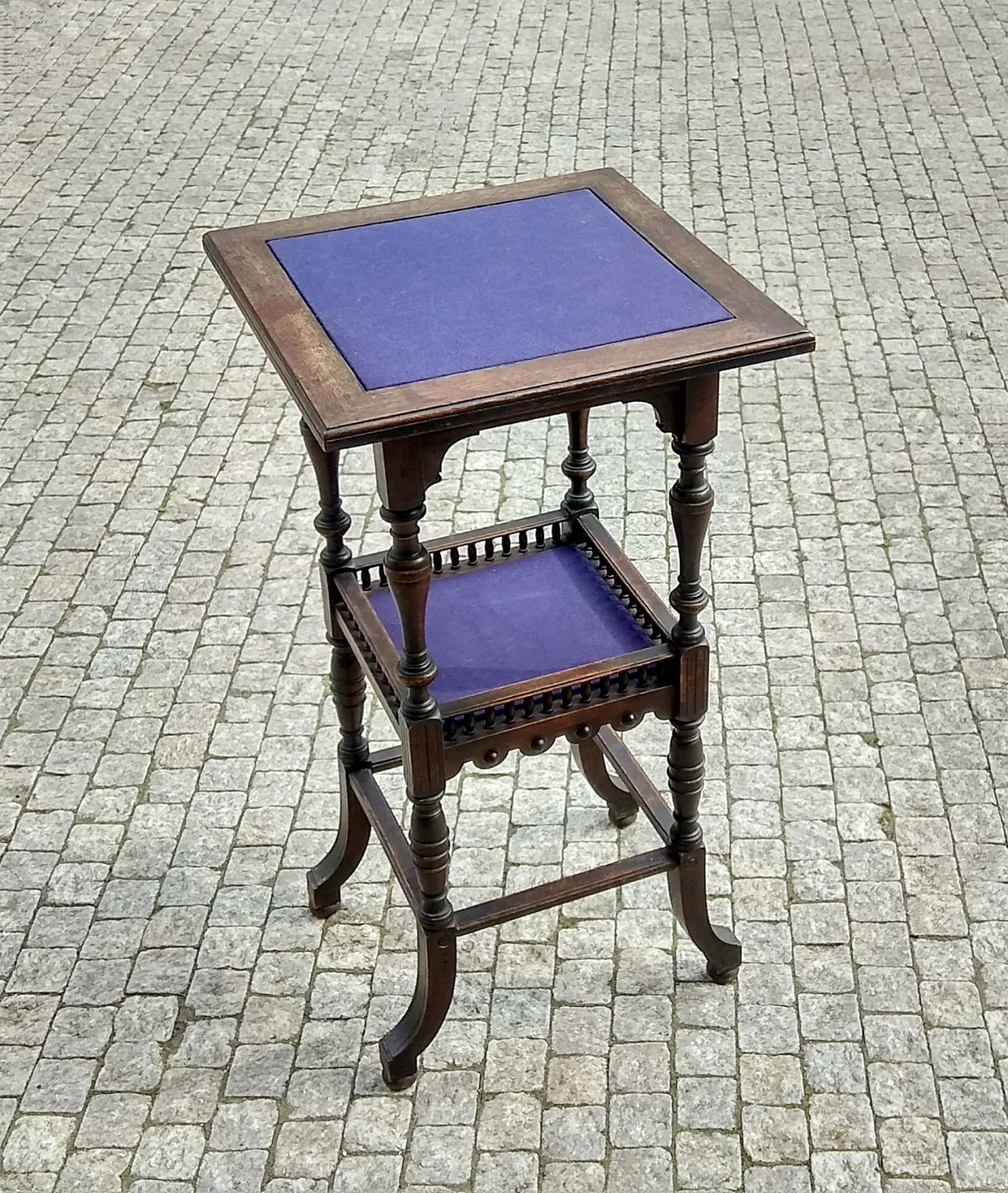 Stolek kuřácký historismus - 2