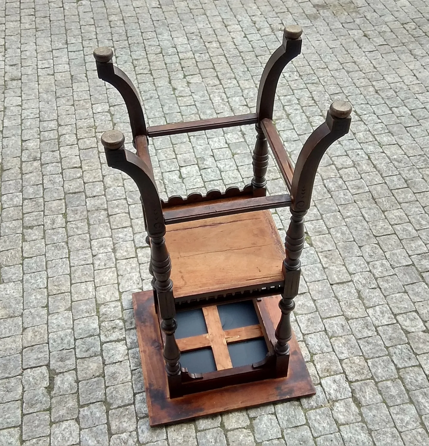 Stolek kuřácký historismus - 3