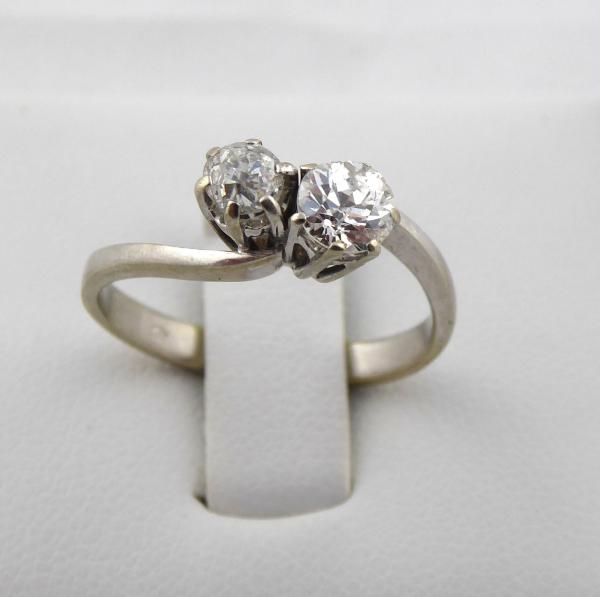 Prsten z bílého zlata s dvěma diamanty 0,75 ct