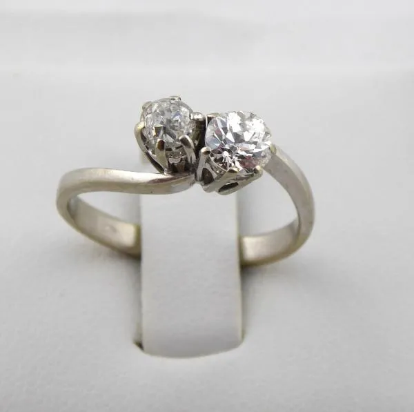 Prsten z bílého zlata s dvěma diamanty 0,75 ct
