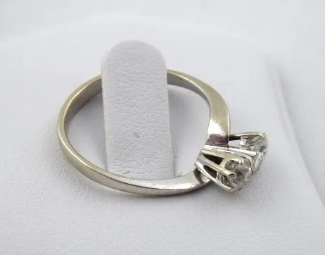 Prsten z bílého zlata s dvěma diamanty 0,75 ct - 2