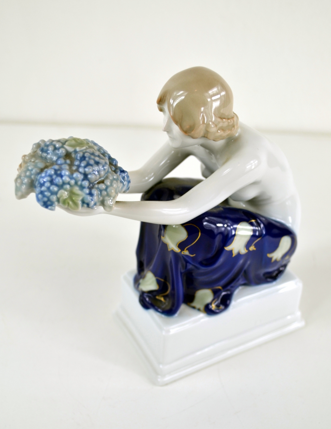 Porcelánová figura - dáma s květinou
