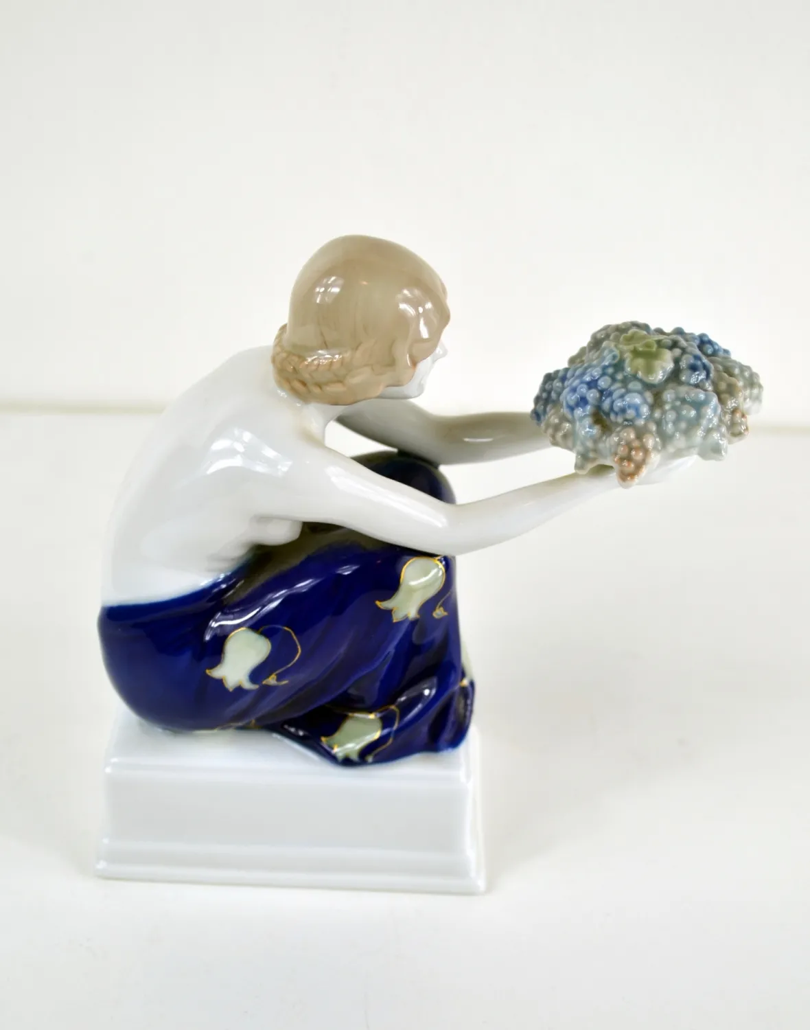 Porcelánová figura – dáma s květinou - 2