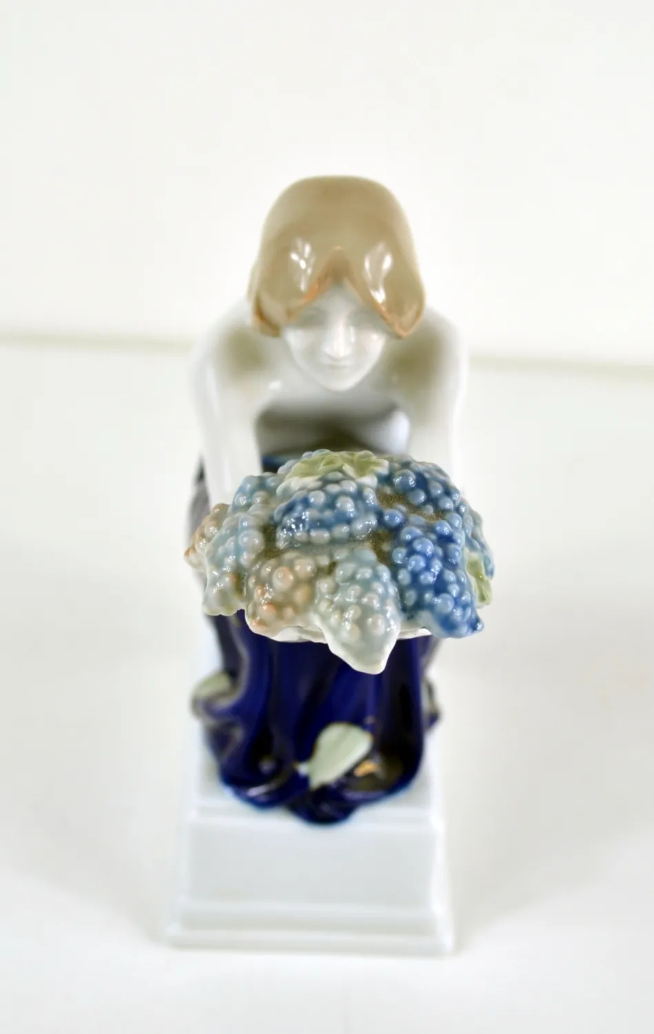 Porcelánová figura – dáma s květinou - 3