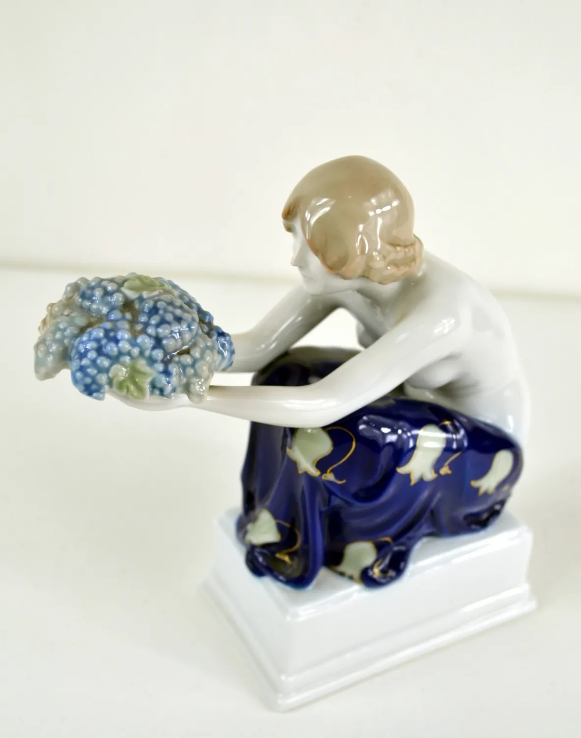 Porcelánová figura – dáma s květinou - 4
