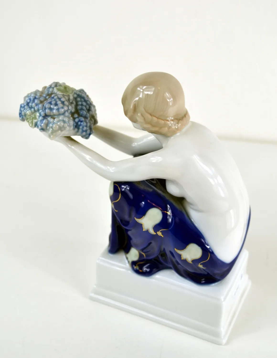 Porcelánová figura – dáma s květinou - 5
