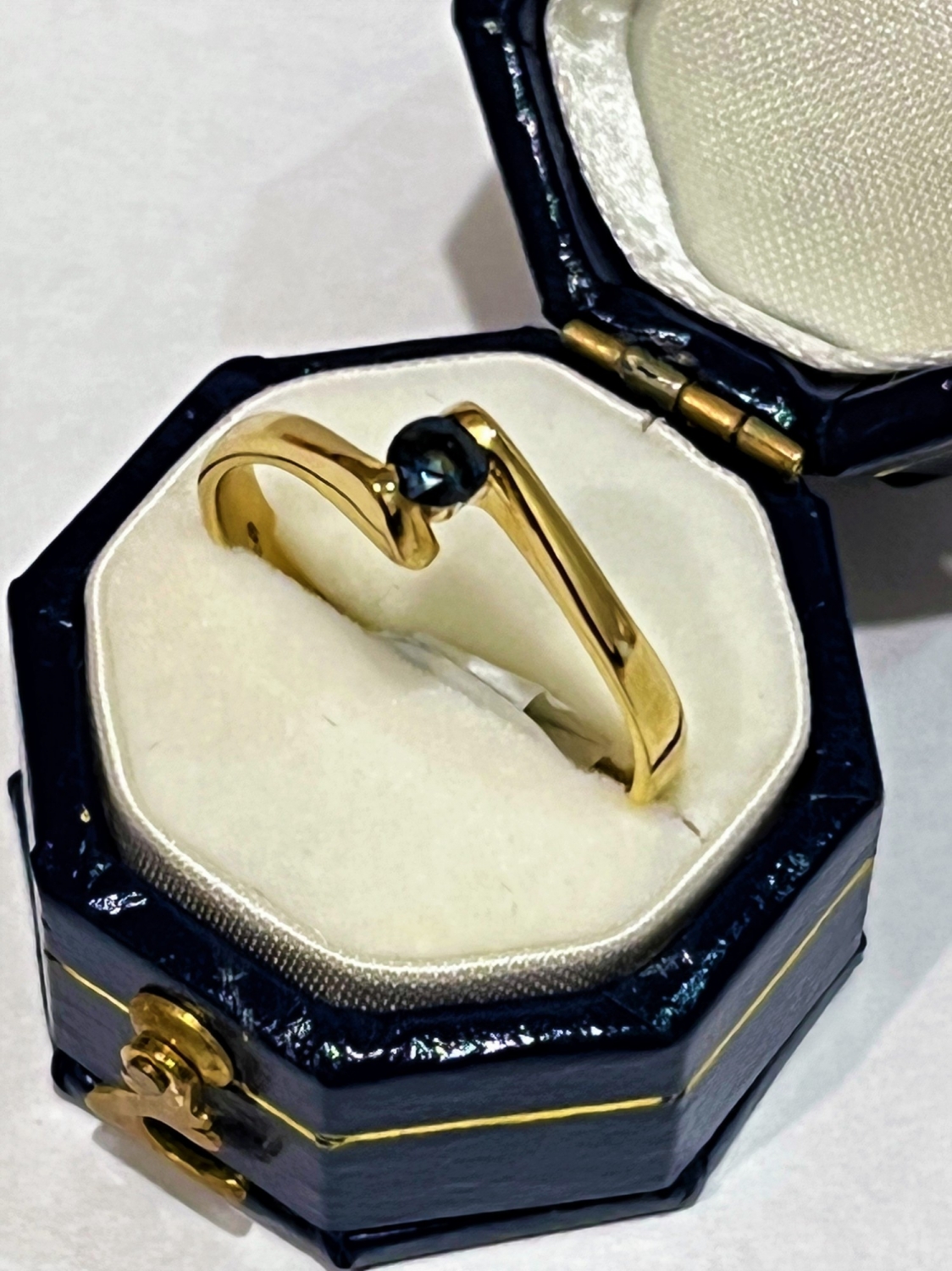 Zlatý prsten 14 karátů s modrým přírodním safírem
