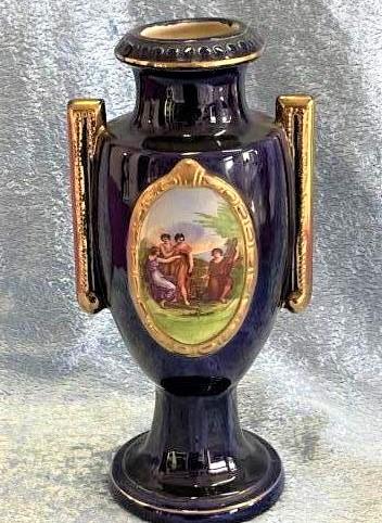Porcelánová váza - karafa motiv Tři grácie