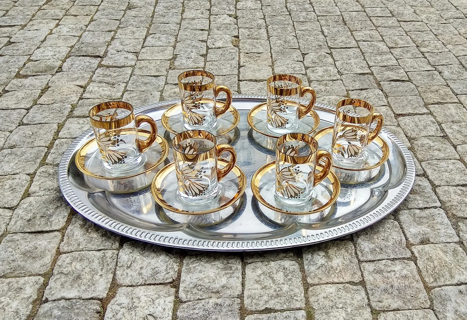 Set 6ti skleněných šálků s podšálkami, motiv bílých kvítků
