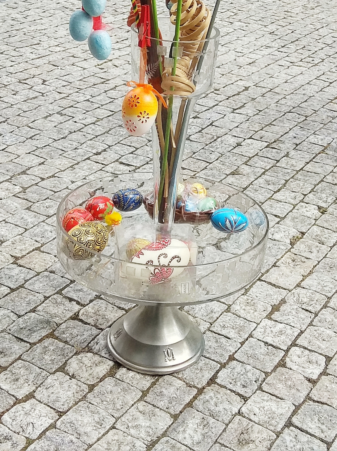 Skleněný secesní nástolec s vyjímatelnou skleněnou vázou na květiny