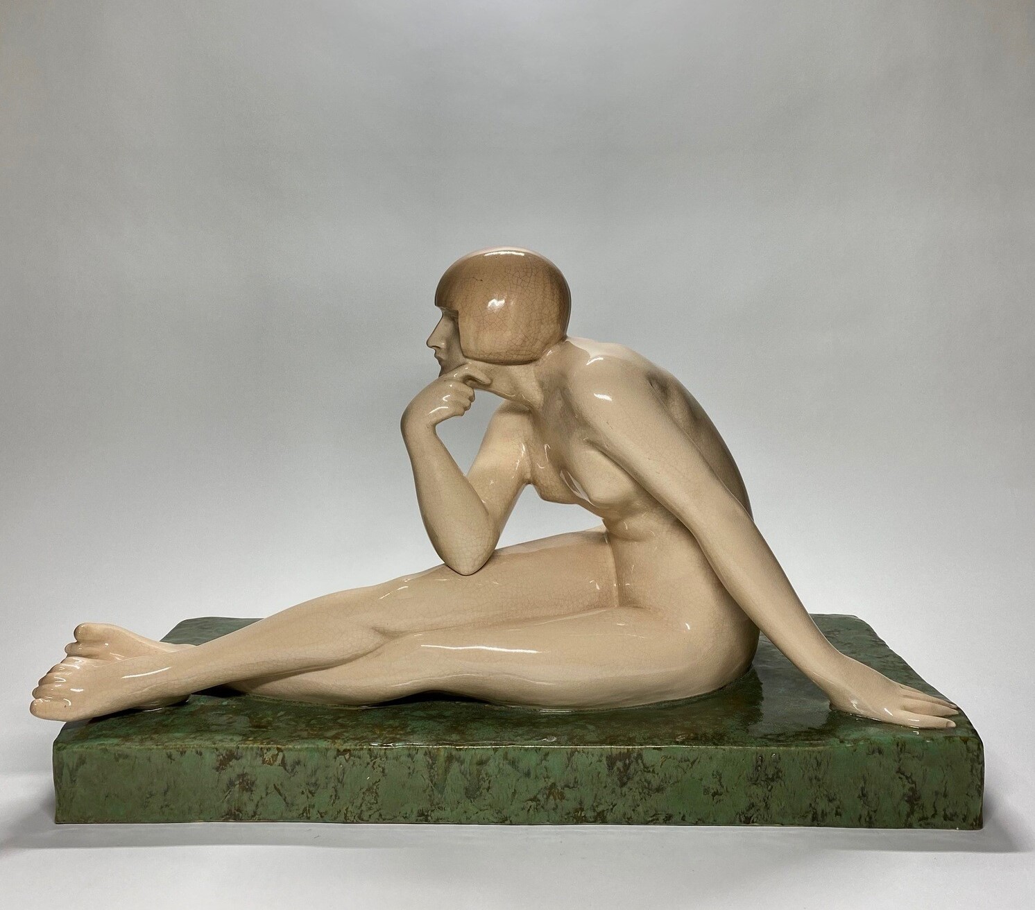 Art deco sedící žena – Maurice Guiraud-Rivière