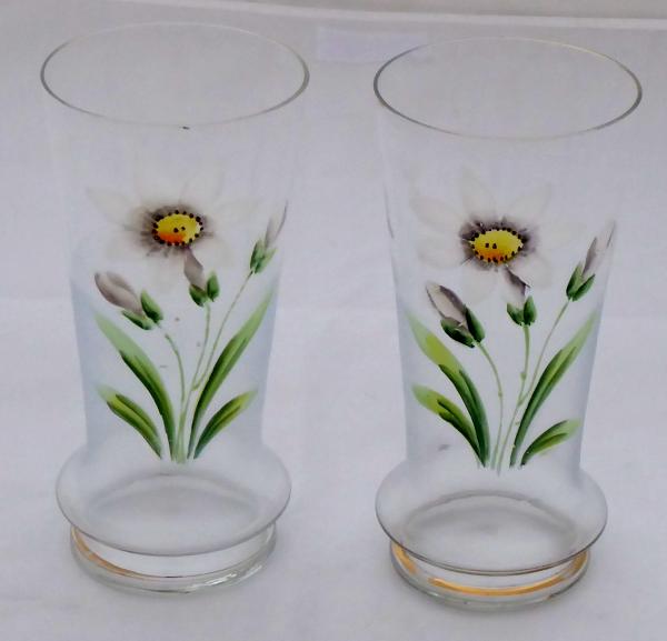 Dvě sklenice s bílými květy – Protěž alpská