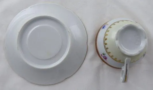 Kávový šálek s růžovou horní linkou a zlaceným ornamentem - 2
