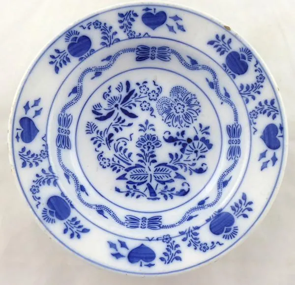 Talíř s kobaltovým cibulovým ornamentem