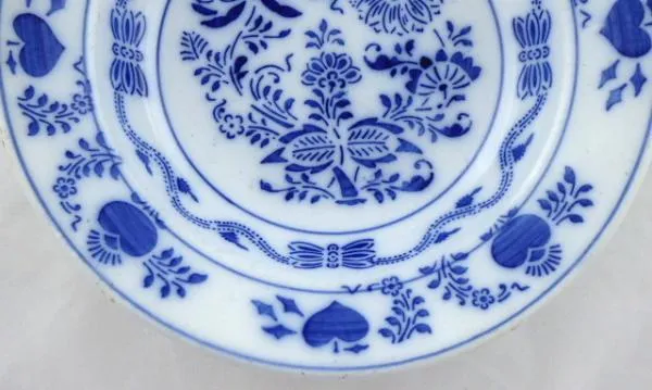 Talíř s kobaltovým cibulovým ornamentem - 3