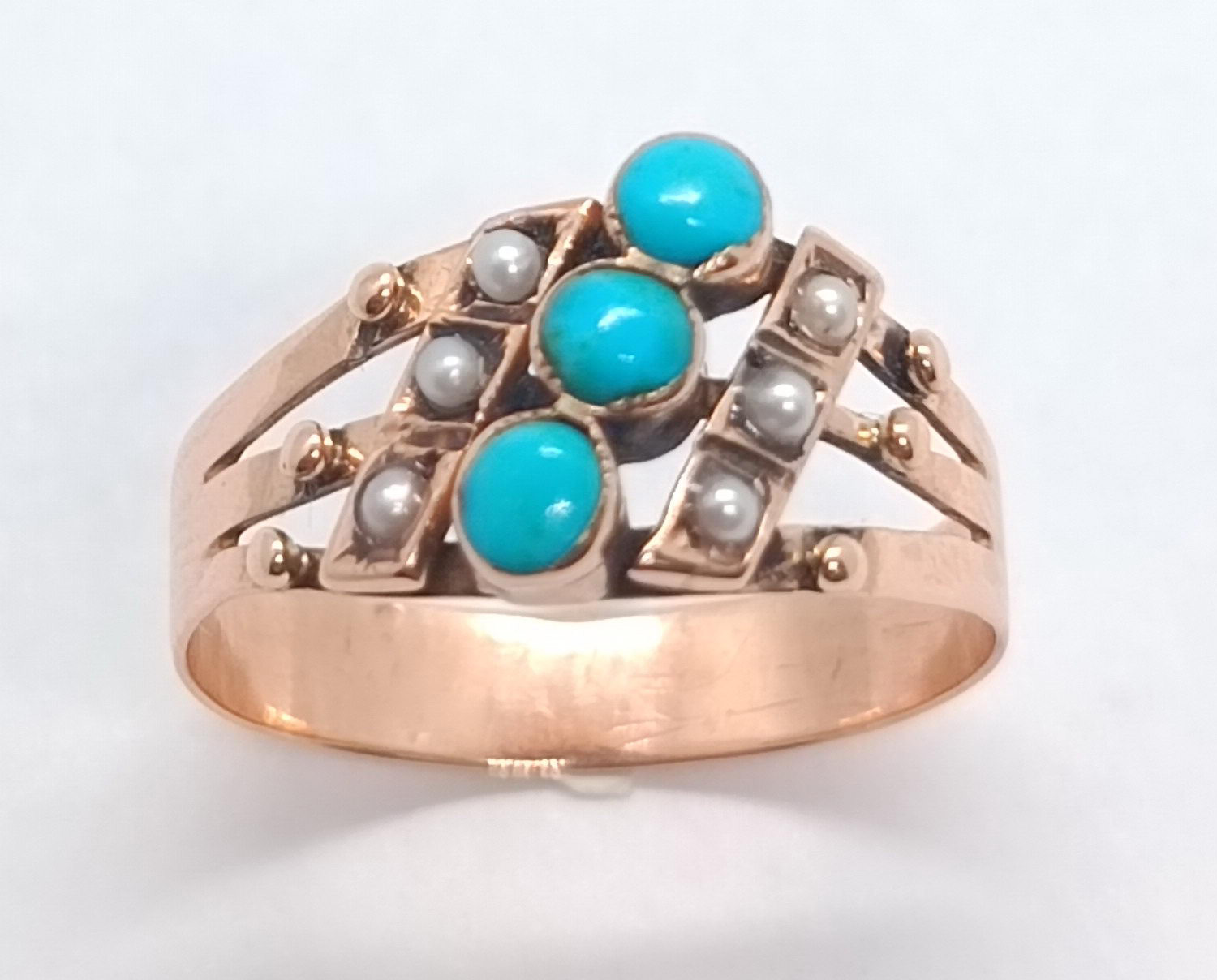 Zlatý prsten s tyrkysy a perličkami