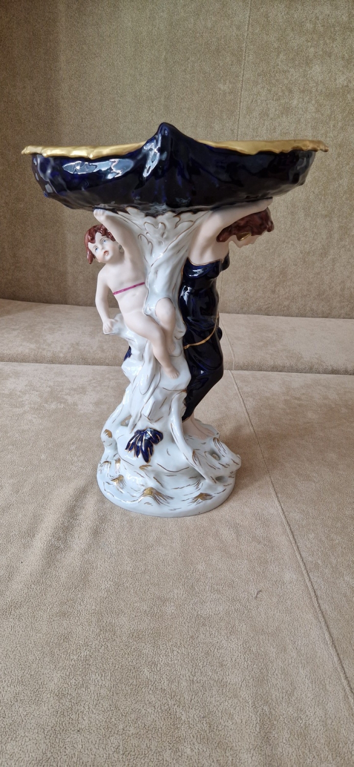 Figurální porcelán – Mísa na podstavci