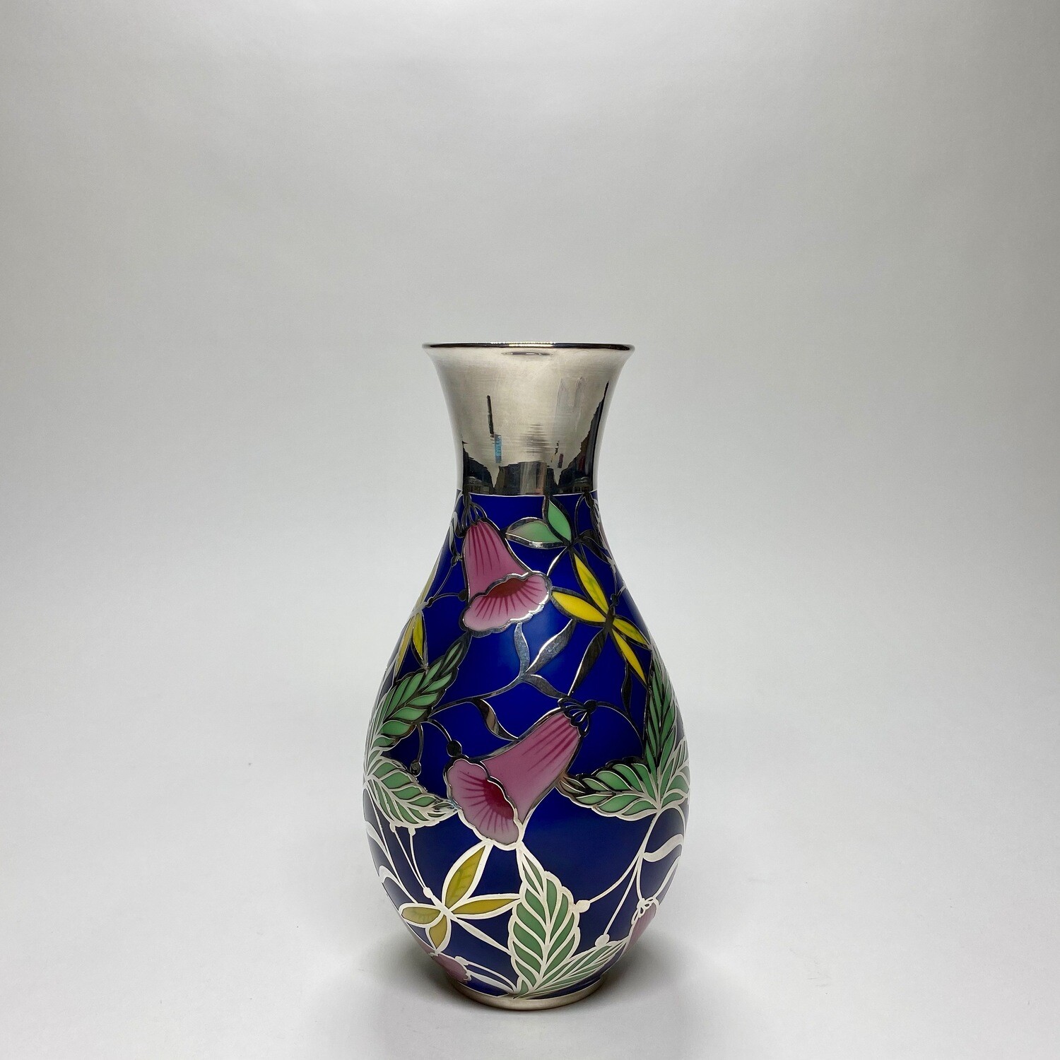 Porcelánová váza s emailovým květinovým vzorem doplněný stříbrem - Thomas Ivory