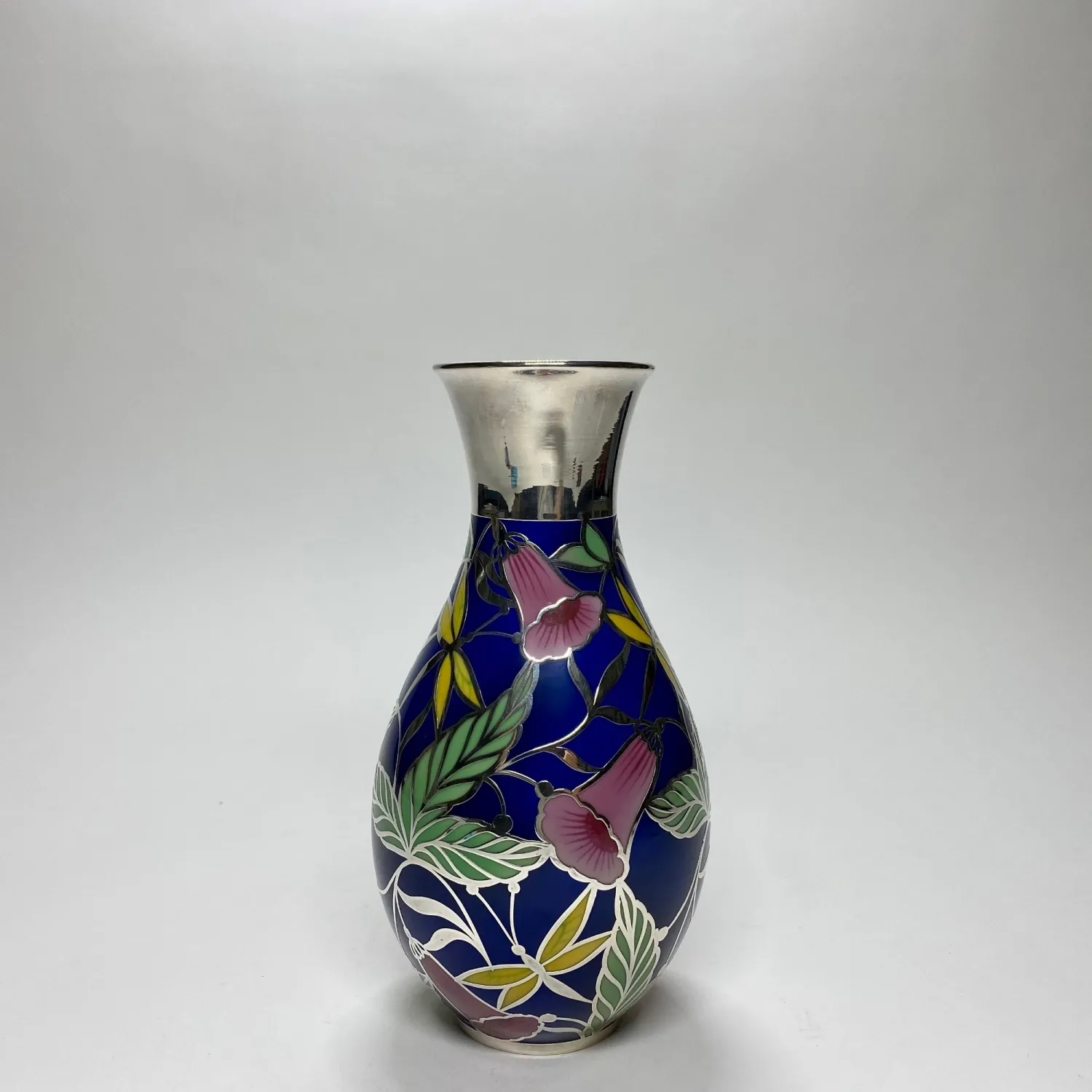 Porcelánová váza s emailovým květinovým vzorem doplněný stříbrem – Thomas Ivory - 2