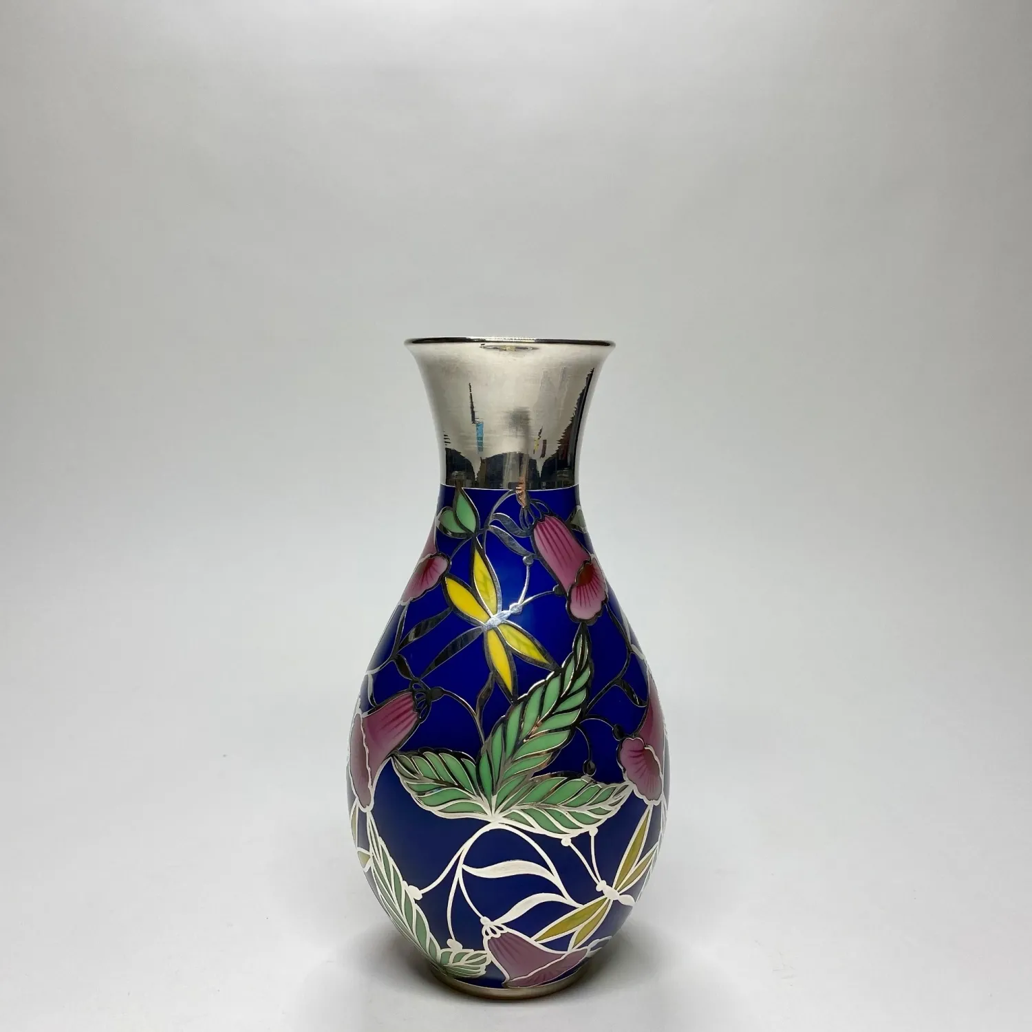 Porcelánová váza s emailovým květinovým vzorem doplněný stříbrem – Thomas Ivory - 3