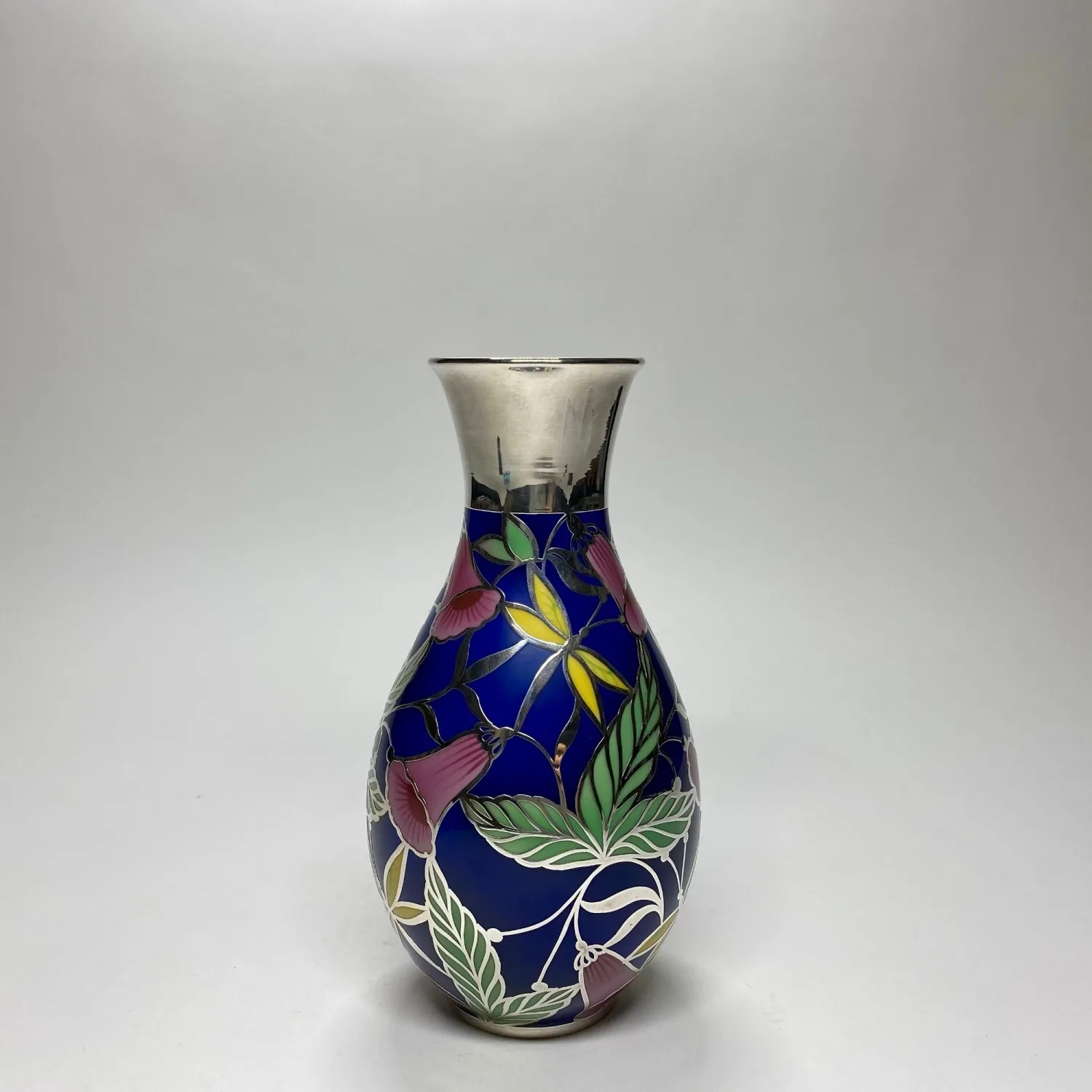 Porcelánová váza s emailovým květinovým vzorem doplněný stříbrem – Thomas Ivory - 4