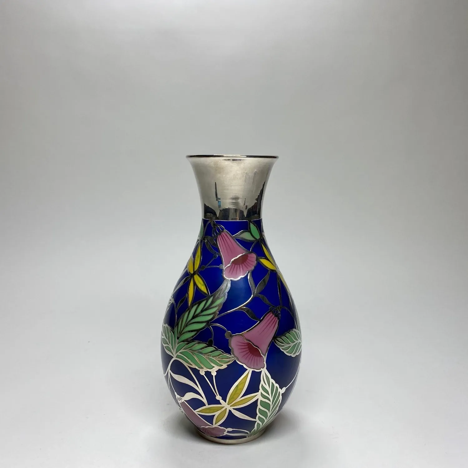 Porcelánová váza s emailovým květinovým vzorem doplněný stříbrem – Thomas Ivory - 5