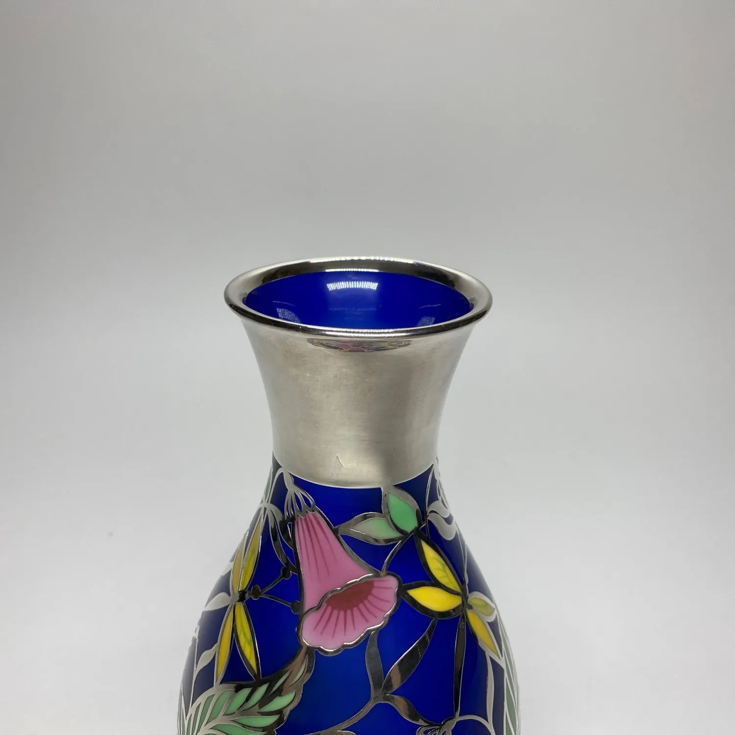 Porcelánová váza s emailovým květinovým vzorem doplněný stříbrem – Thomas Ivory - 6