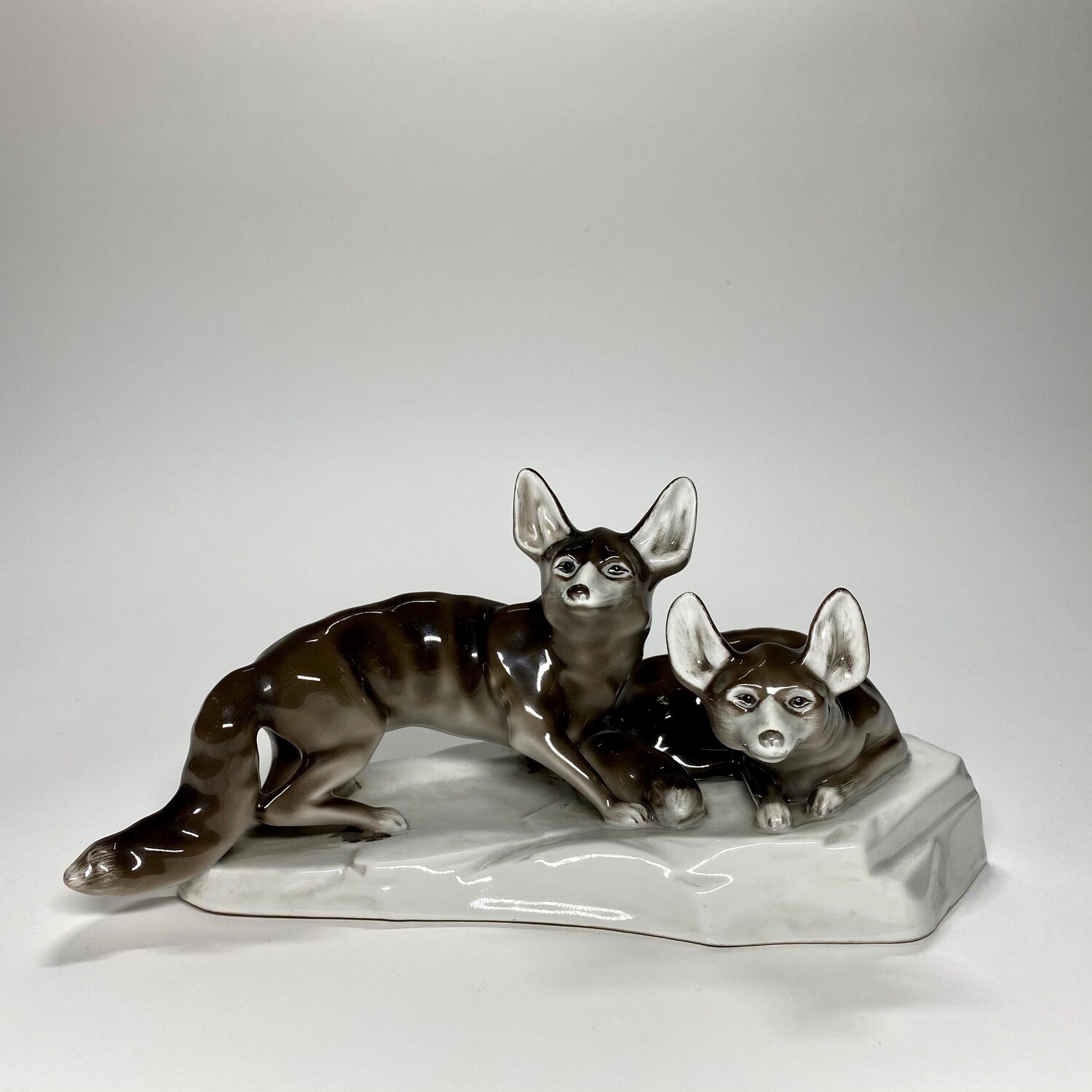 Porcelánová soška páru lišek ve stylu art deco – Slavkov