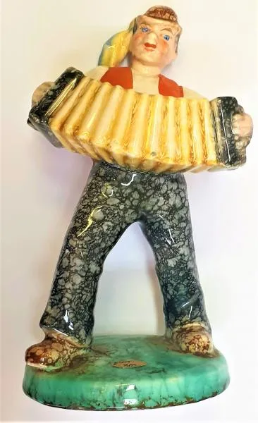 Figura lidové keramiky- Harmonikář.