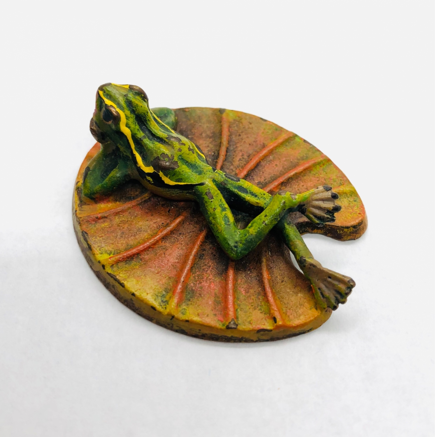 Figurka odpočívající žáby – vídeňský bronz