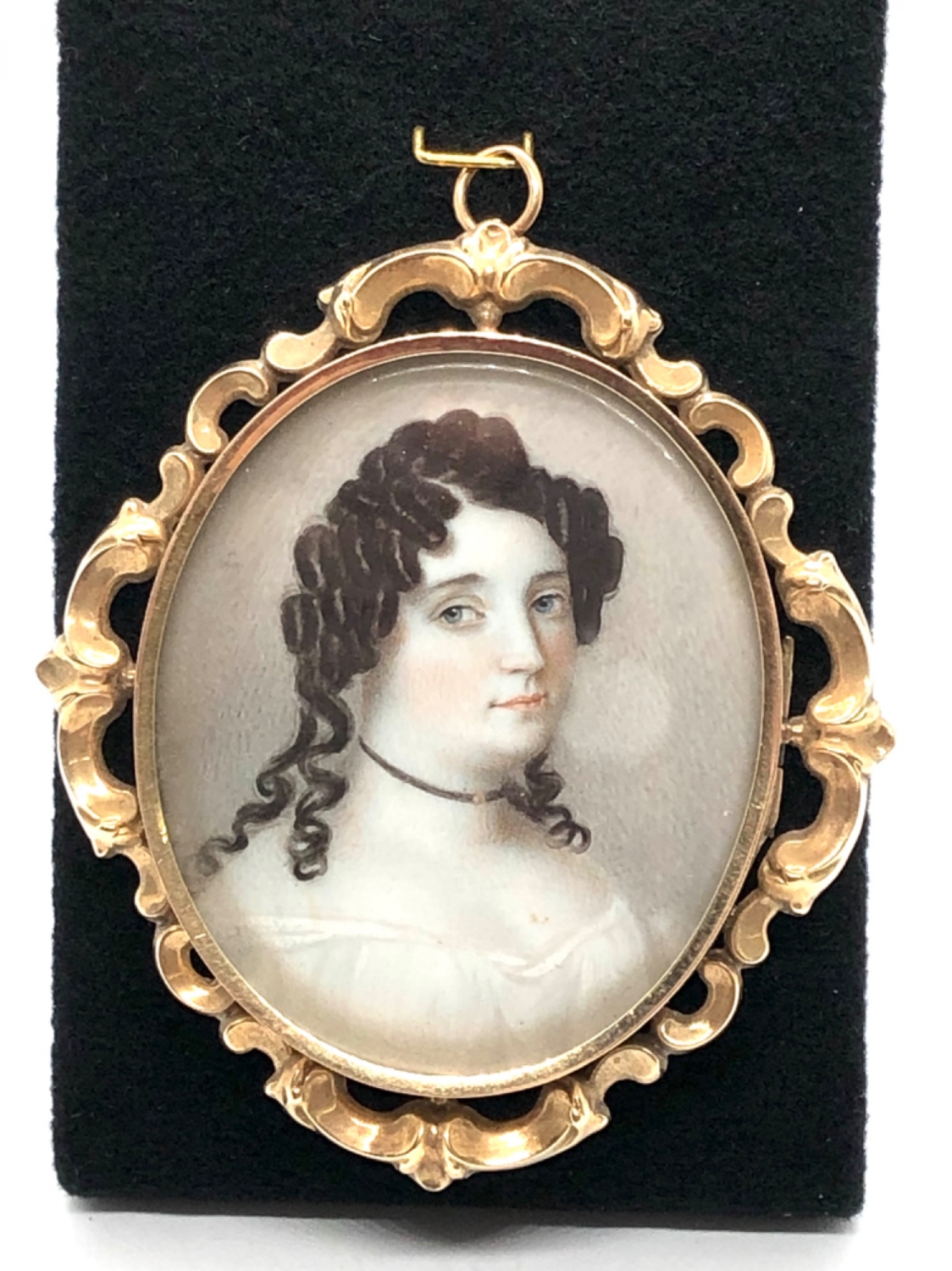 Medailon s portrétem dámy