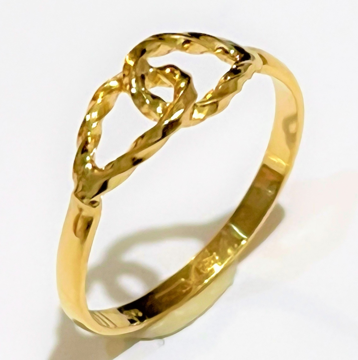 Zlatý dámský prsten - ryzost 18 karátů