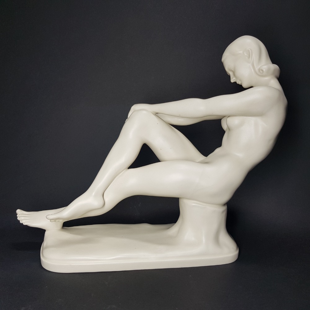 Figura sedící ženy - Royal Dux