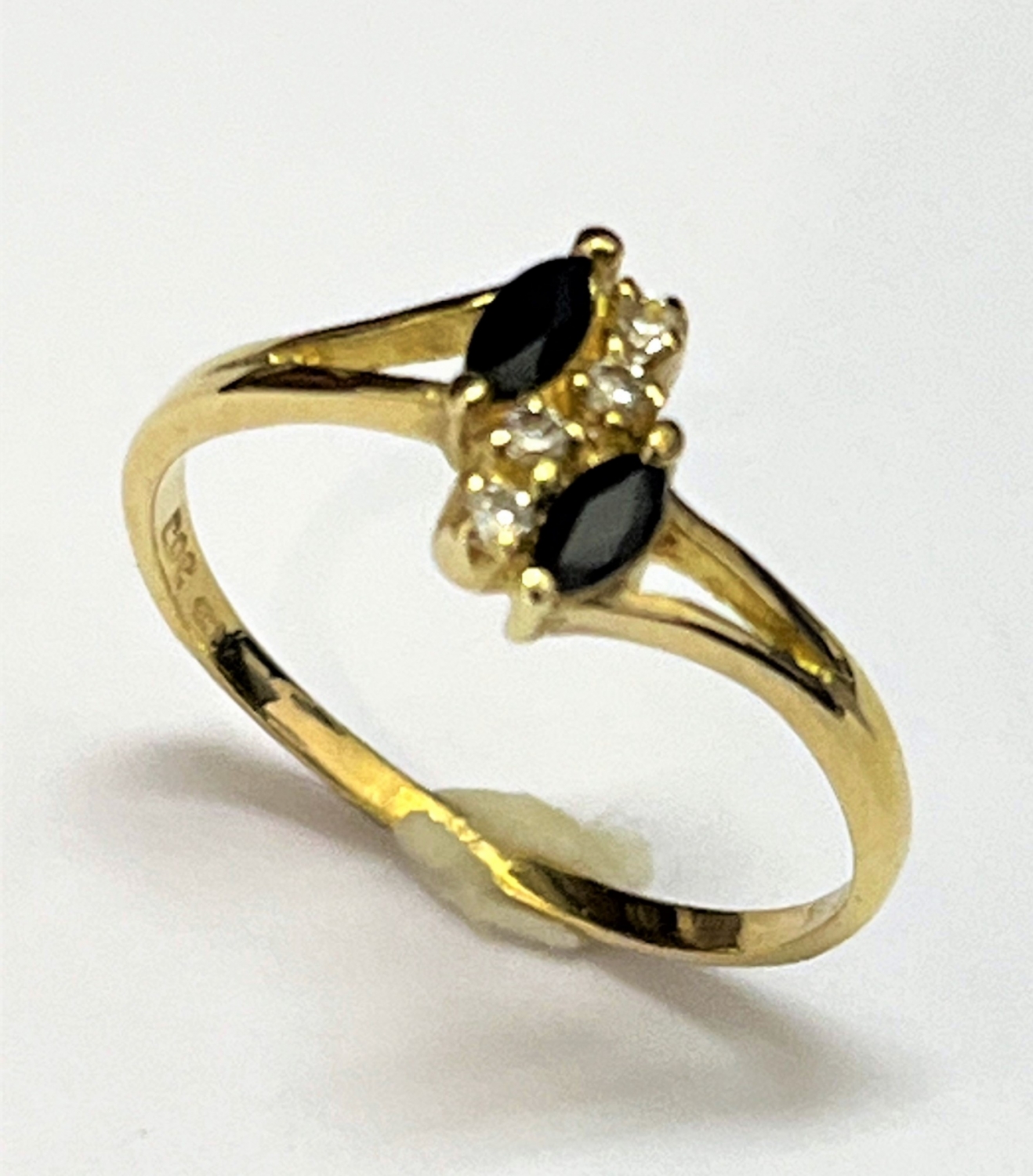 Dámský prstýnek ze žlutého zlata - velikost 52