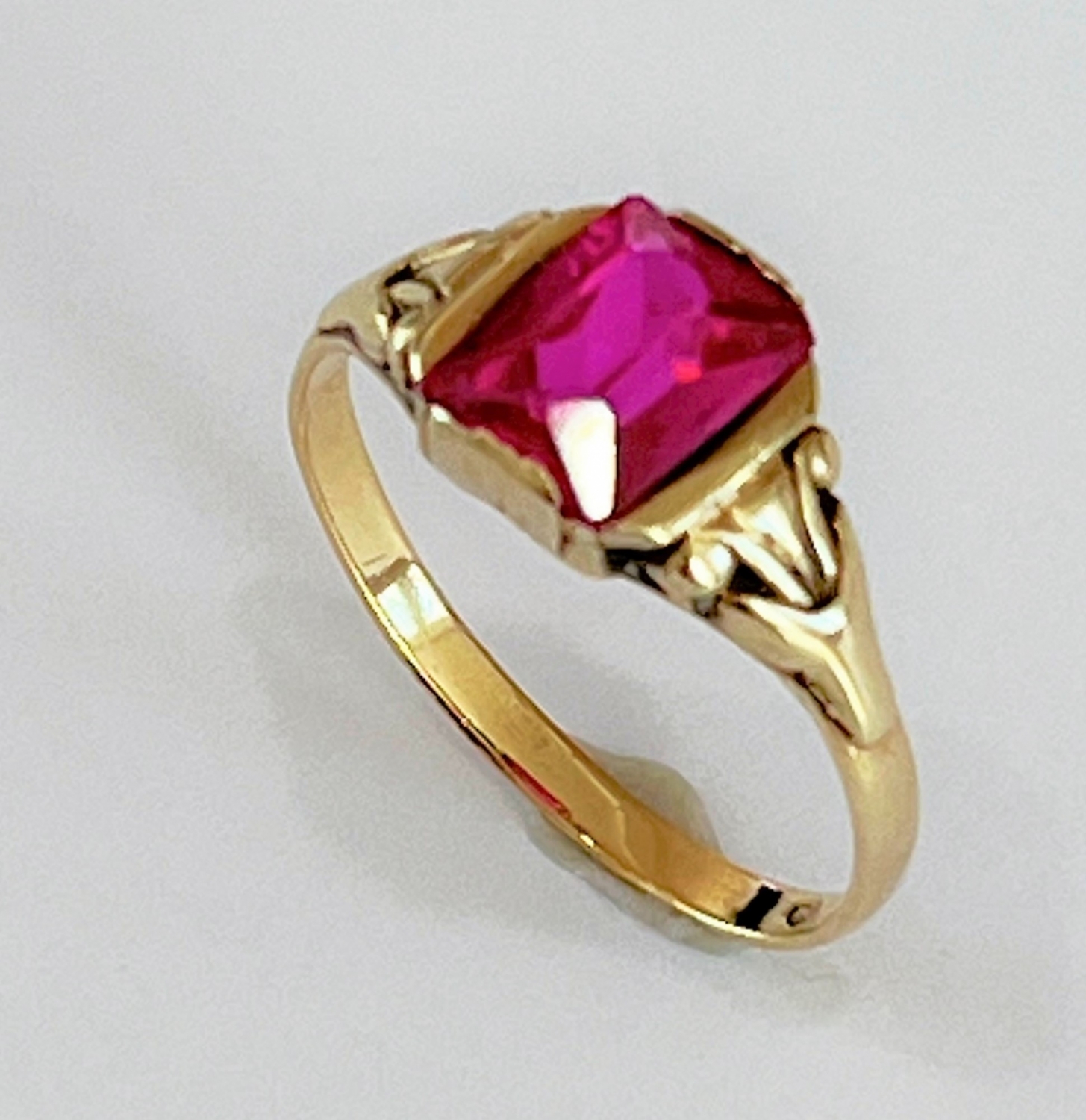 Zlatý prsten ze 14 karátového zlata punc lvíček
