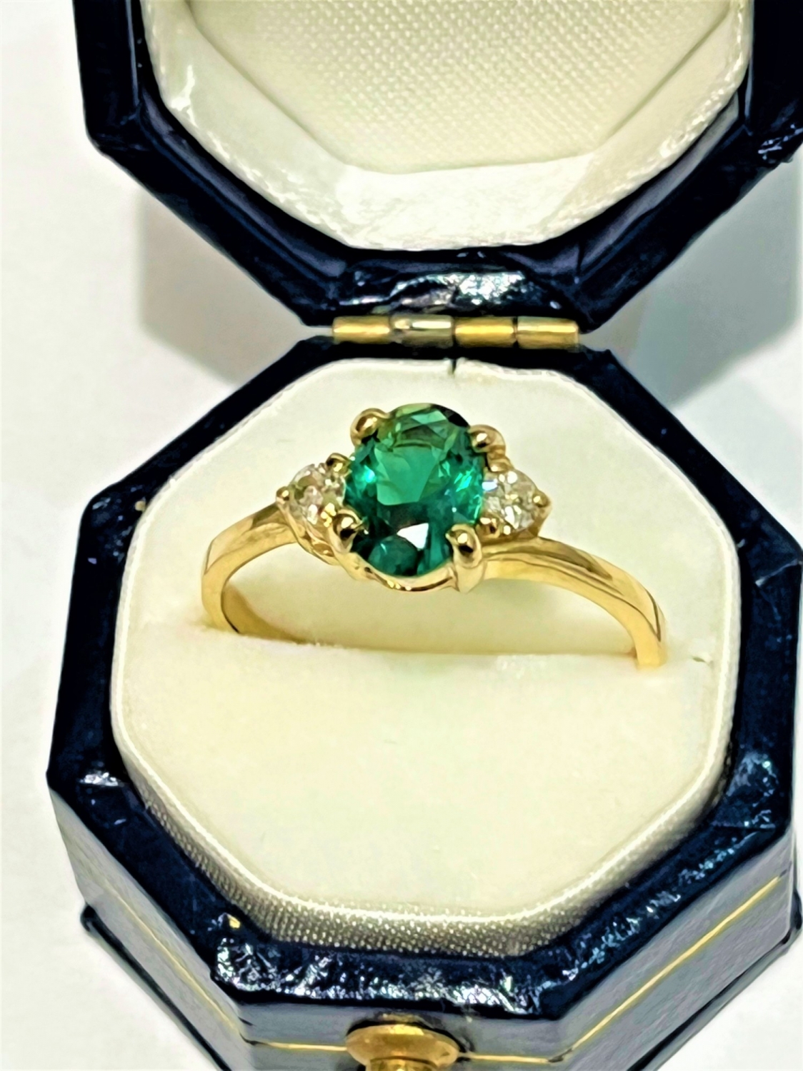 Zlatý prsten s přírodními brilianty a synt. smaragdem